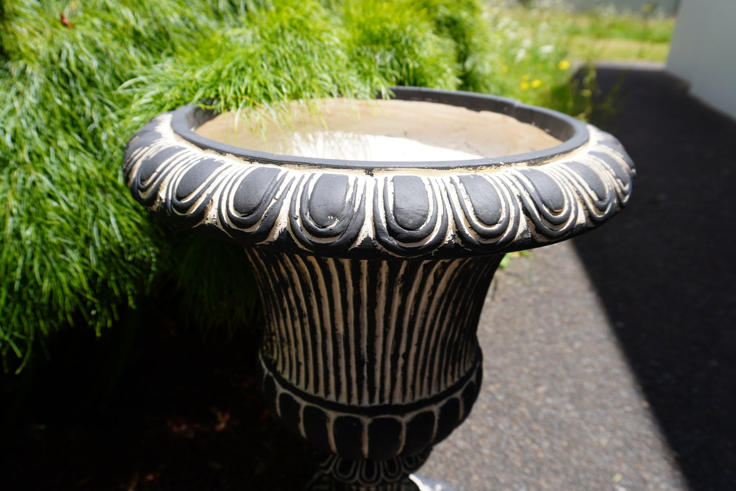 Black Regal Medici Urn